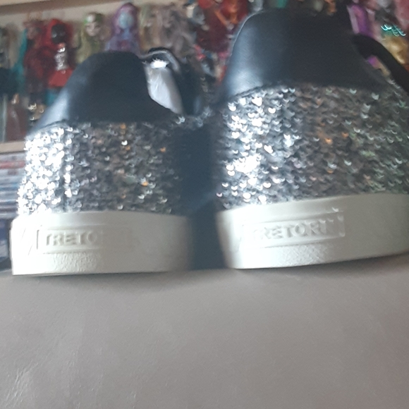 Tretorn Camden nwot ($5 off if buy something else in closet) - Picture 4 of 4